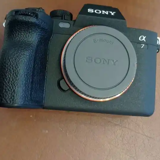 دوربین حرفه ای سونی اقساط | Sony a7 IV Body دست دو